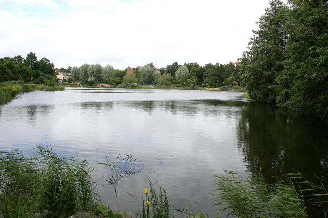 Bortre ändan av parken, vi rundar den lilla sjön, eller egentligen är det en vik.