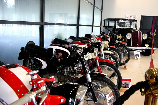 En liten del av alla mc-cyklar och mopeder som finns utställda i sportcentret.