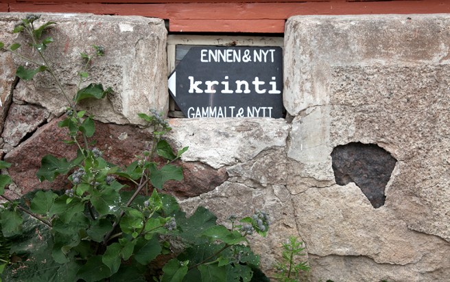 Skylten visar vägen till den fina lilla och mycket speciella butiken Krinti.