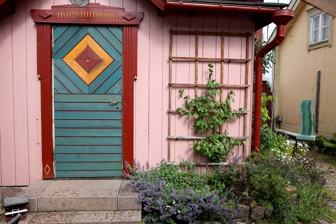 Som ett konstverk i sig, en av dörrarna på cafeterians innergård.