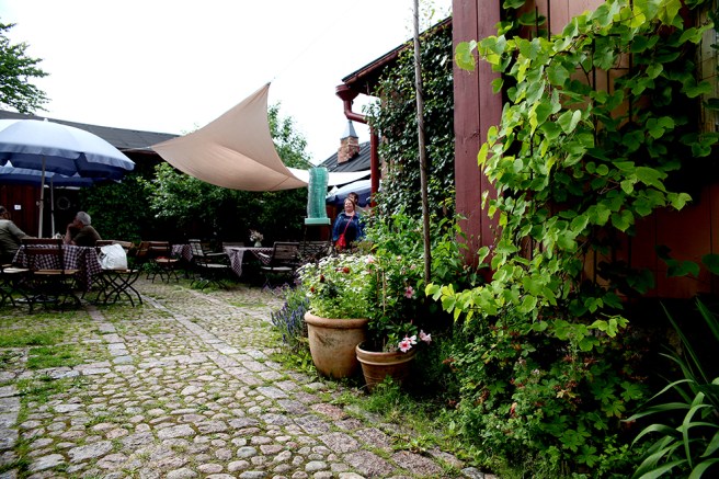 Kullerstens belagd gård ökar på mysfaktorn.