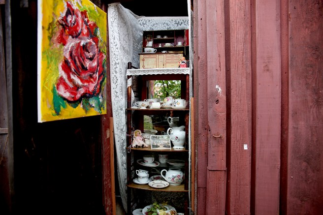 Porslinskoppar på rad.