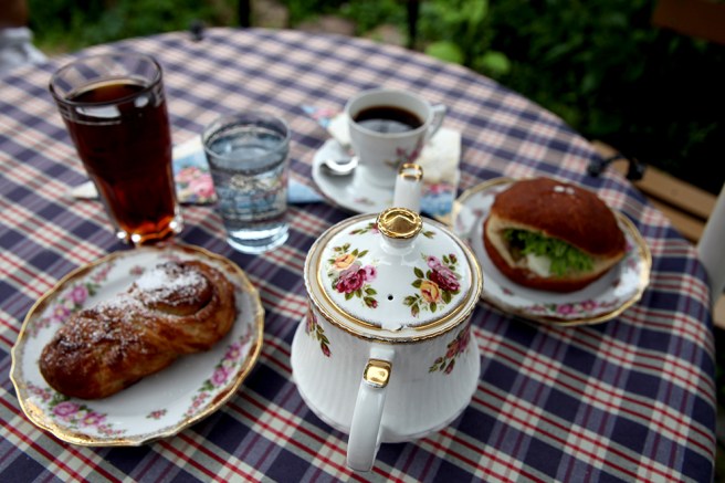 En saltig munk med ägg, tomat, saltgurka, majonnäs, sallad och gurka var en smakupplevelse. Till vänster husets örfil - som är en kanelbulle på finlandssvenska.