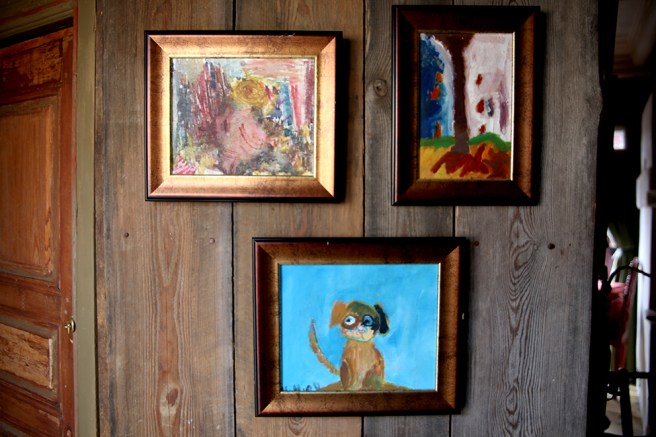 Några av konstverken inne i cafeterian.