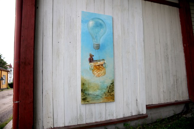 En vägg med en fantasifull målning.