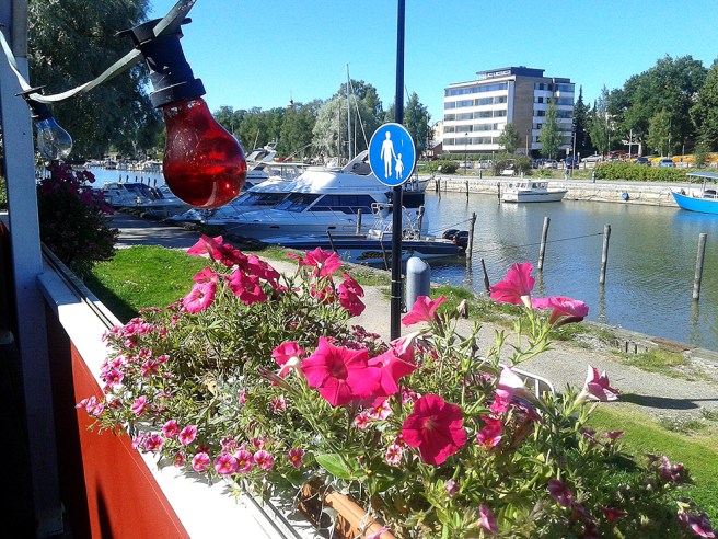 Vattnet utanför Nystad smalnar av i en vik som ser ut som en å eller en kanal.