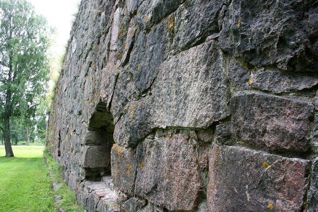 Då man synar bygget riktigt nära börjar fantasin flöda. Hur gick det till egentligen?