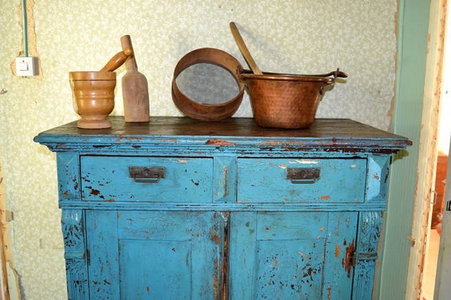 Detaljer i köket. Lägg märke till den härliga väggen med den gamla elledningen.