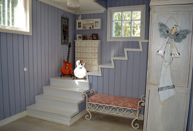 Trapporna till övre våningen har diskret stängts av med hjälp av gitarrer.