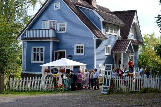 Ett rymligt och välkomnande hus omgiven av vacker åsmiljö. Här har man blåbären alldeles intill husknuten.