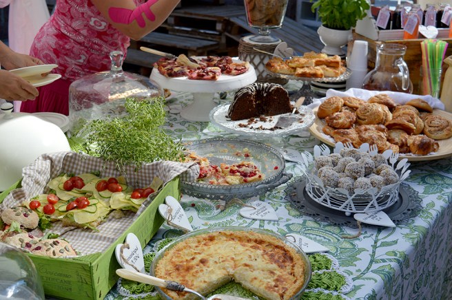 Underbar servering ute på gården. Skylt för kärlekens café visas i annat inlägg.