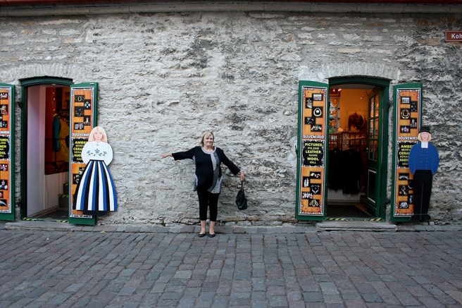 Den här krogen gick vi inte in på. Men Hanna och jag fick samma idé då vi såg väggen och pappdockorna. En figur fattades och det var ju jag :-)