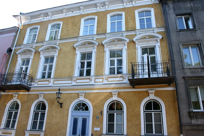 Här har vi ett mer färggrannt inslag, granne med ett grått. Pampigt bredvid enkelt.