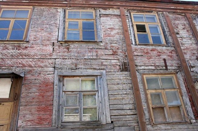 Ni som känner mig vet att jag tilltalas av det förfallna. När något restaureras får det riktigt gamla inte gömmas och glömmas.