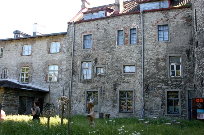 Vi befinner oss tillfälligt utanför gamla stans murar men tror det här är en del av den.