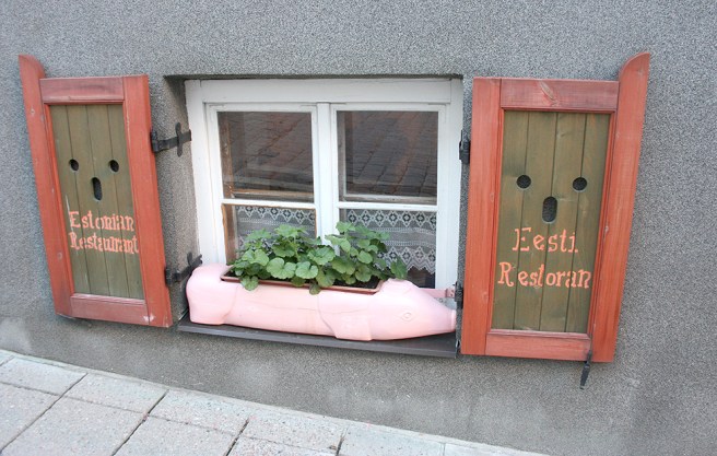 Ett gulligt fönster vid gatunivå nära vårt hotell.