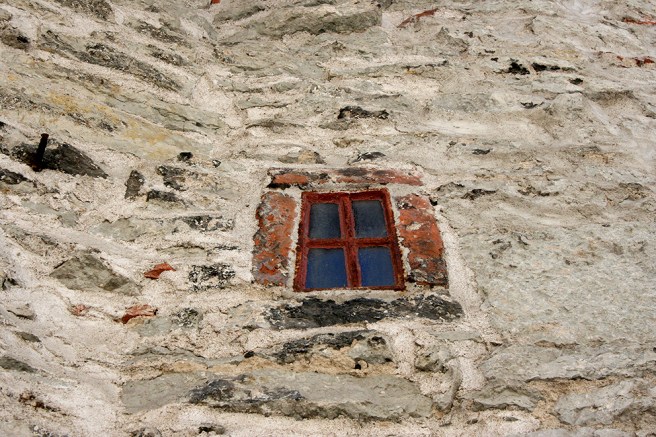 Ett minimalt fönster som inte är mer än uppskattningsvis trettio centimeter högt.