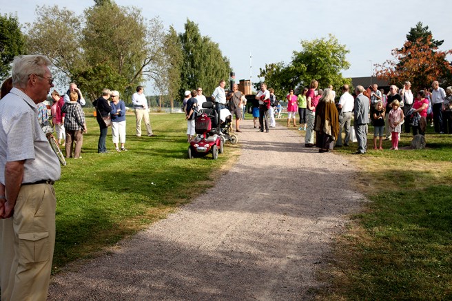 Människor börjar samlas i Strand- och Stenparken inför avtäckningsceremonin.