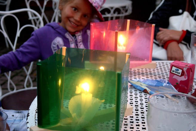 Med tillstånd av de vuxna i sällskapet tog jag den här bilden av en glad tjej och två vackra fredslyktor.