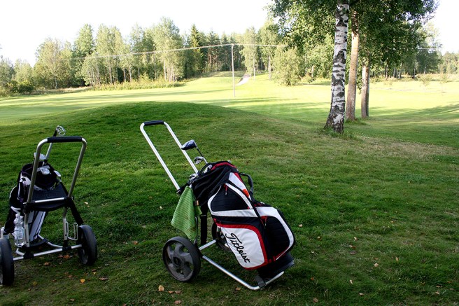 Fina vyer inte sant och lagom varmt efter sju på kvällen. Utslagsplatsen för bana tre syns där långt borta i dungen.