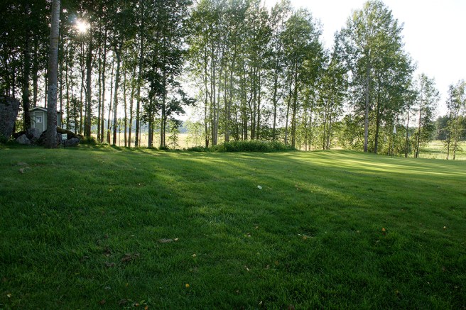 Till vänster en toalett. Till höger greenen och tittar du nog efter kan du se flaggan för hålet.