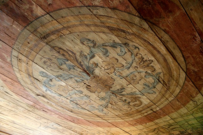 En del av taket i rummet intill receptionen.