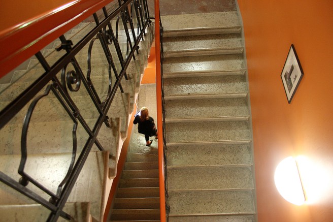 Vi bodde på tredje våningen. Hanna har fotat mig då jag är på väg ner till gården.