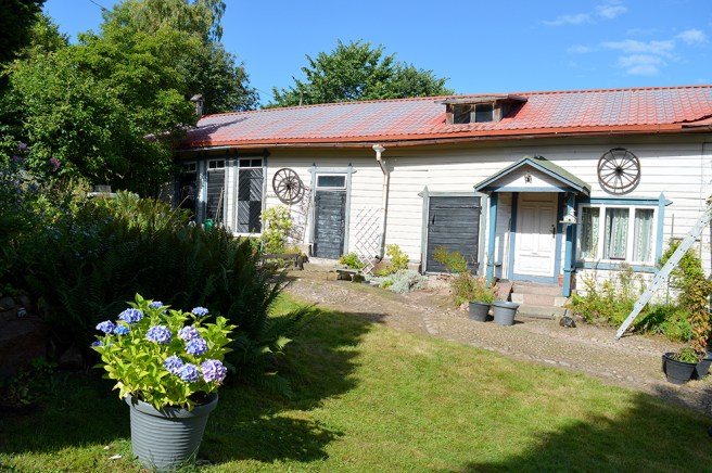 Husets är L-format, det här vetter inte mot huvudstråket Drottninggatan.