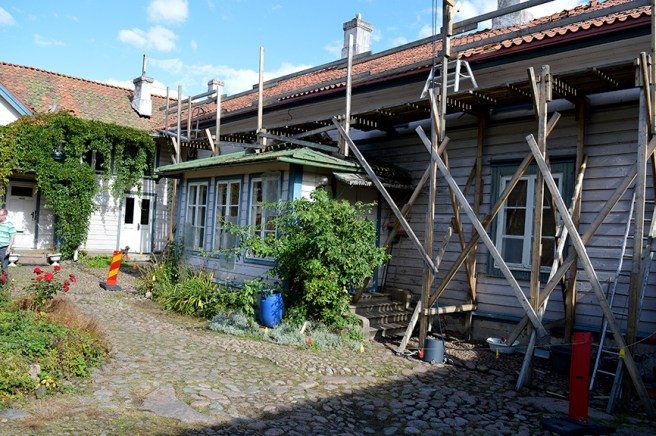 Huvudbyggnaden sedd från annan vinkel.