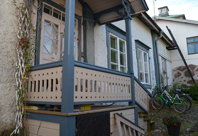 Då man tar sig in på gården ser till vänster ut så här.