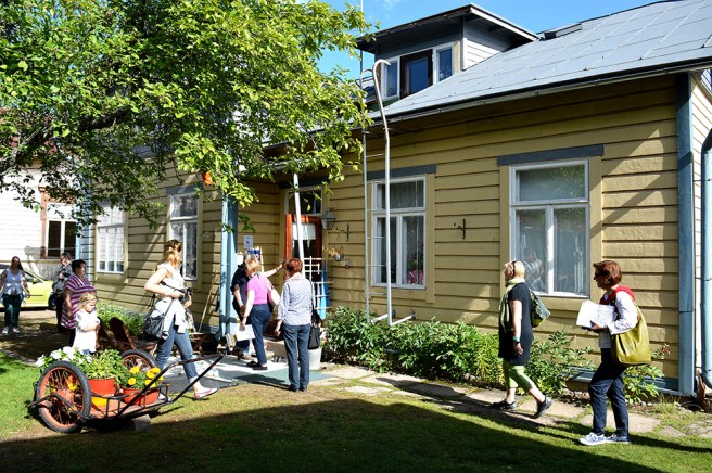 Folk kommer och går till Villa Fenix.