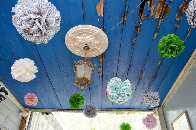 Husägarna hittar alltid på olika sätt att överraska besökarna vid gårdens infartsport. Speglar på väggarna och bollkonstverk i taket.