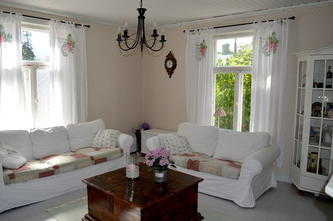 Somrigt, ljust och välkomnande vardagsrum.