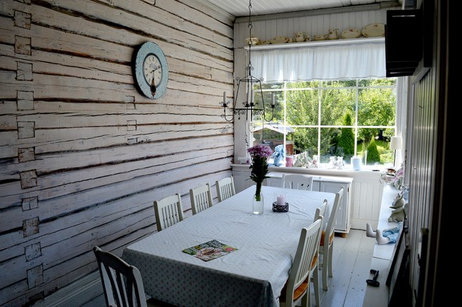 På verandan kan man njuta av ljusa sommarkvällar, men säkert också av höst och vinter i stearinljusens sken.