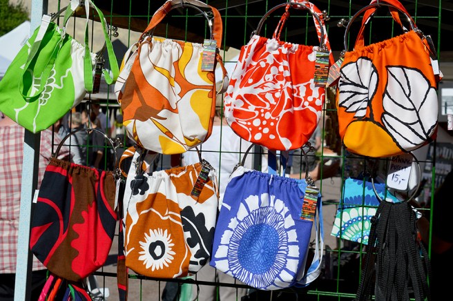 Färggranna väskor på en gårdsmarknad på Alexandersgatan.