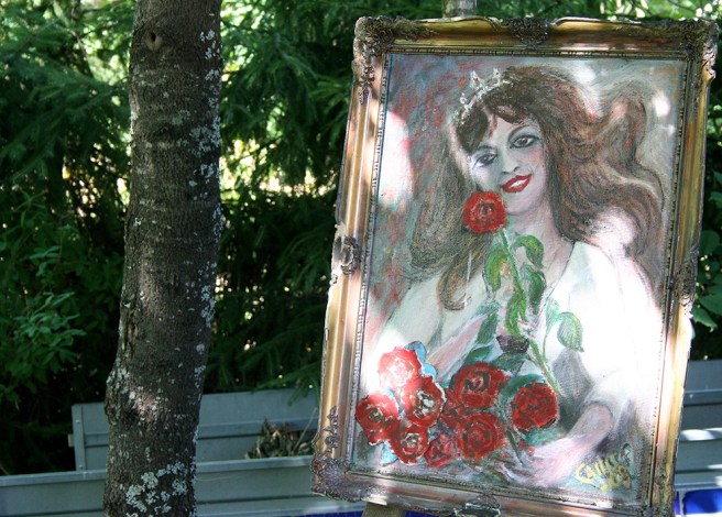 Det här är inte enda konstverket på Nissinens lummiga gård.