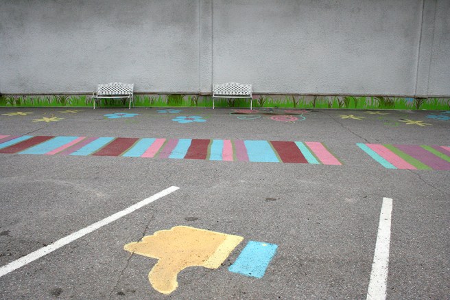 Bänkarna vid väggen ser pyttesmå ut men de är normalstora med plats för 2-3 personer.