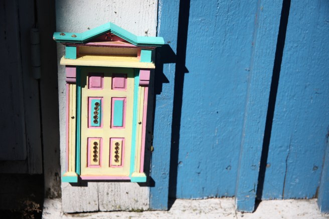 En dörr som finns vid badstranden i Lovisa.