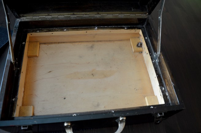 Insidan, till höger finns de små hålen som går genom kanten och också finns på utsidan.