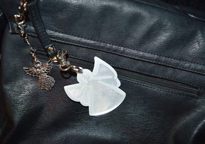 På min handväska har jag ett reflex i form av en ängel. I dag köpte jag också ett änglasmycke från en av hantverksmarknaderna. De har nu varandra, och skyddar mig :-)