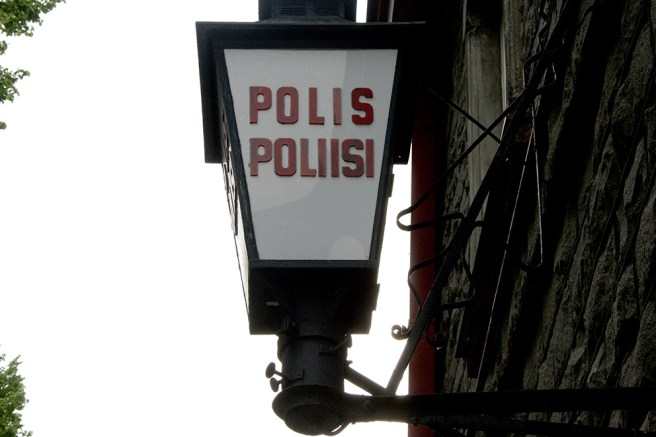 Tycker vi har en väldigt stilig skylt som visar var man går in till vår polisstation.