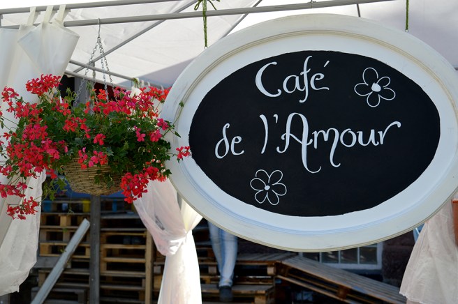 Kärlekens café finns på åsen, på Villa Engels gård.