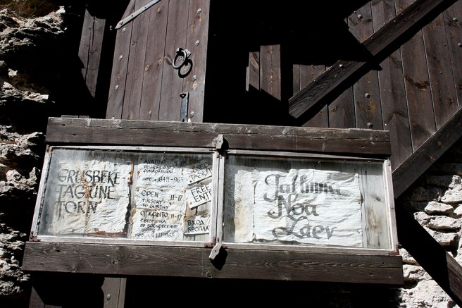 Här såg det ganska igenbommat ut då vi gick förbi, men något slags liv har här väl ändå varit på modern tid.