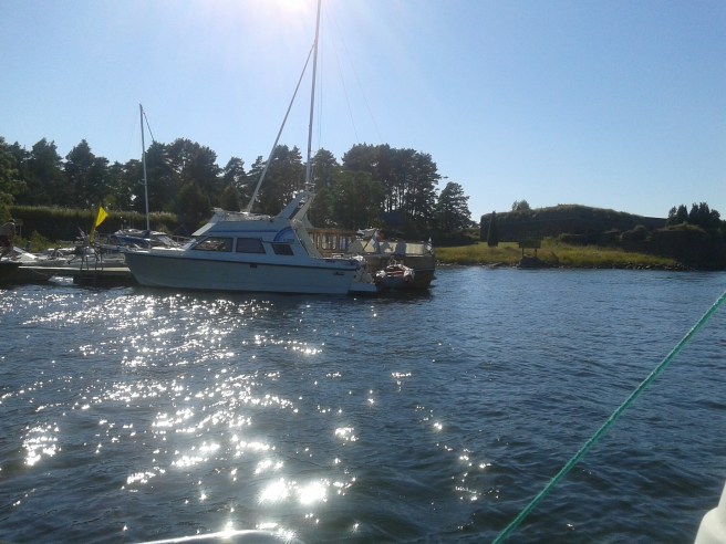 På väg in mot gästbåtsbryggan på Svartholm.