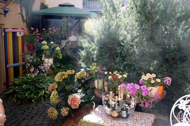 Underbart lummigt. Vi gick aldrig in i restaurangen. Gården fyllde våra sinnen med dofter och atmosfären var en av de lugnaste fastän livet pulserade på gatorna utanför.