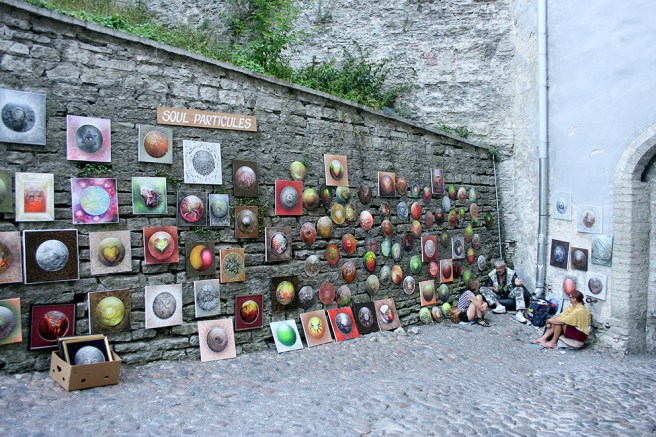 Vilken plats kan vara bättre att exponera konst på än en gammal mur då vädret tillåter.