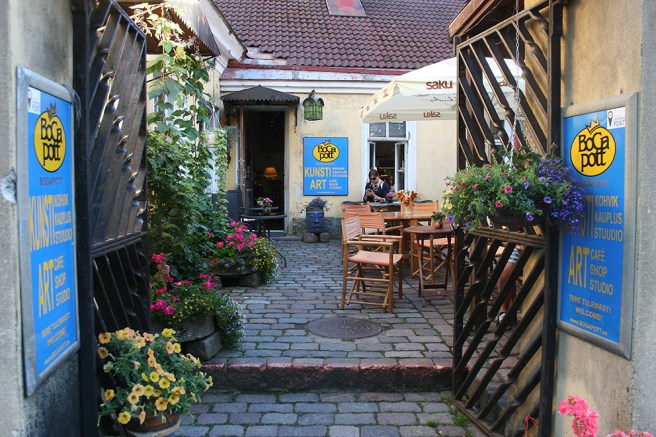 Mitt i allt fanns det en öppning i muren och en ingång till ett konstcafé.