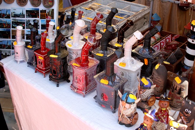 Ressällskapet köpte en sådan här liten ugn. Med hjälp av rökelse får man rök att stiga ur skorstenen.