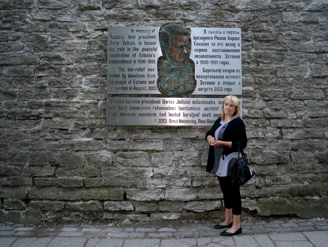 Ett minnesmärke på en av de många vackra murarna i Tallinn.