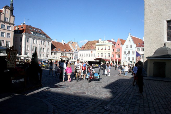 Torget från samma vinkel men utan marknadsstånd.